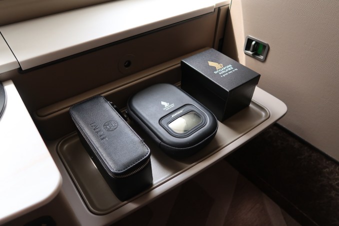 SINGAPORE AIRLINES A380 FIRST CLASS - AMENITIES