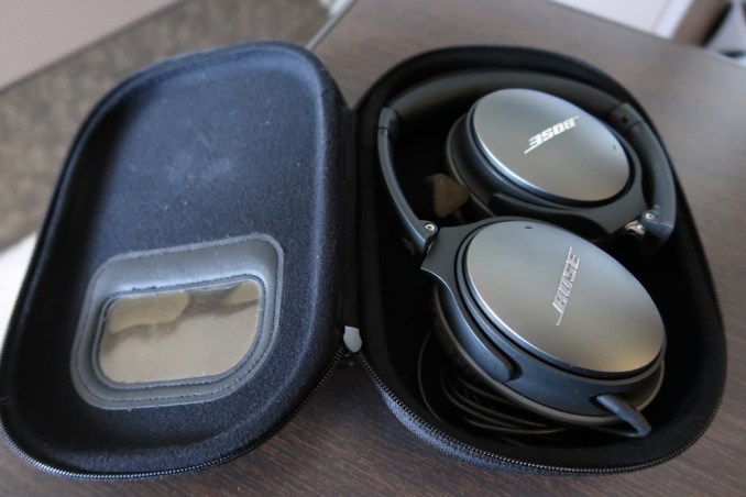 SINGAPORE AIRLINES A380 FIRST CLASS - HEADPHONES