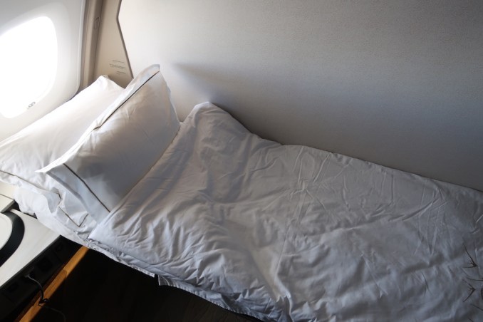 SINGAPORE AIRLINES A380 FIRST CLASS SUITE - FLAT BED