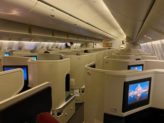 QATAR AIRWAYS BOEING 777 BUSINESS CLASS